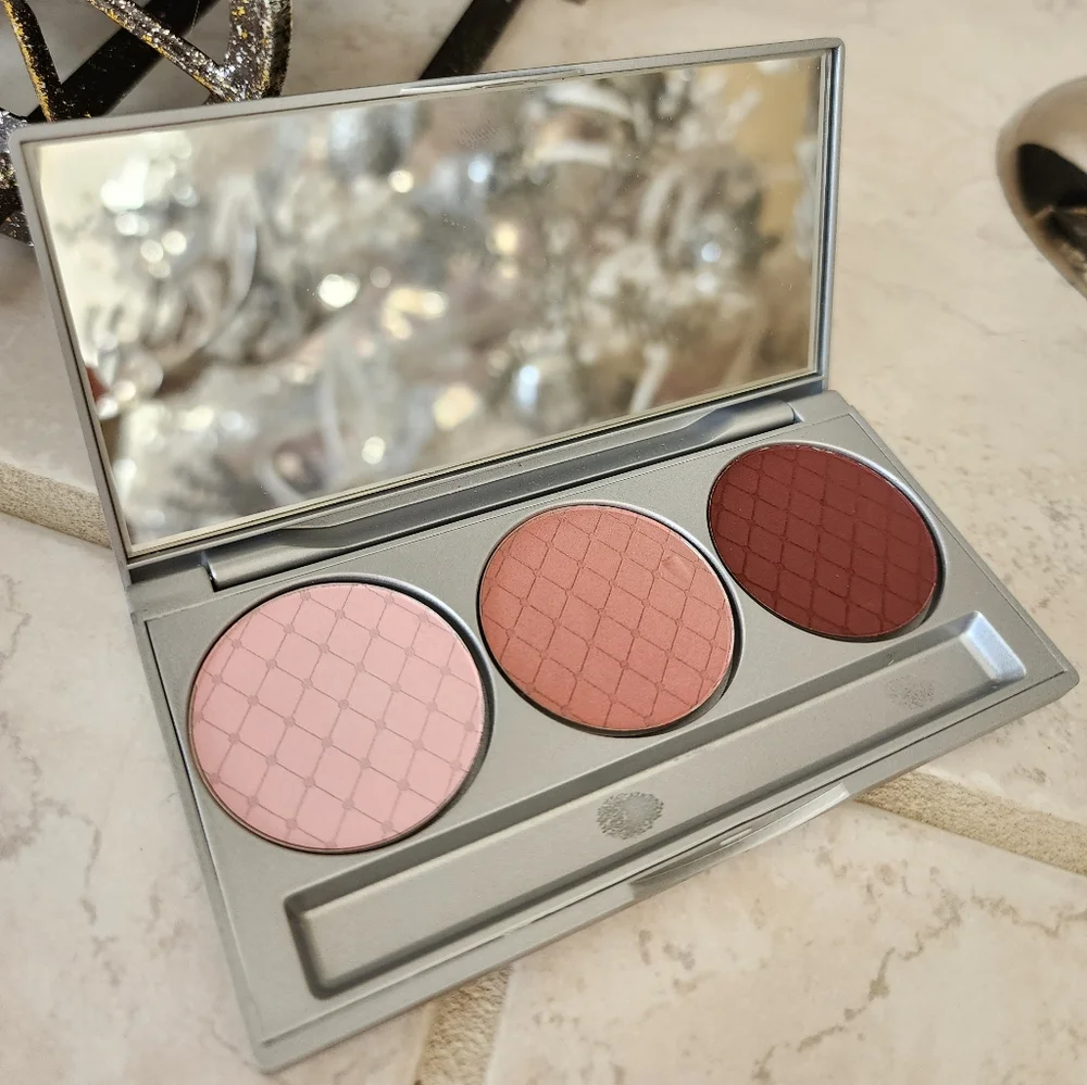 🩷💕 VICTORIA'S SECRET SILK WEAR EYE COLOR LUMINOUS POWDER PALETTE 💕🩷